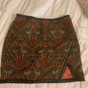 Mini pattern skirt with slit